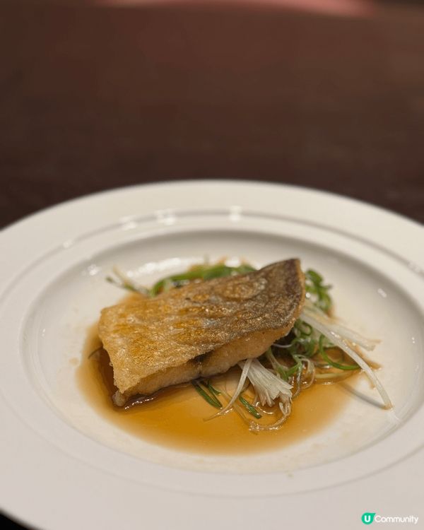 位於銅鑼灣問月飯店三樓，由擁有超過30年中菜經驗的吳震霈師傅...