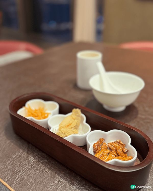 位於銅鑼灣問月飯店三樓，由擁有超過30年中菜經驗的吳震霈師傅...