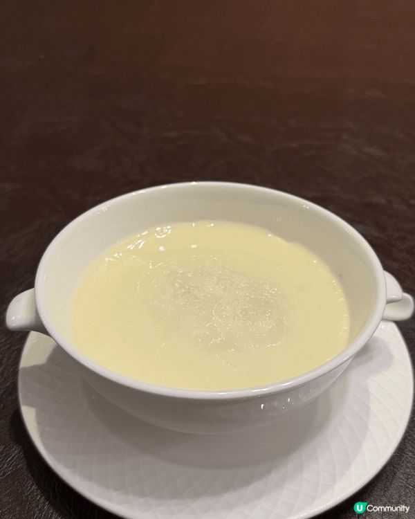 位於銅鑼灣問月飯店三樓，由擁有超過30年中菜經驗的吳震霈師傅...