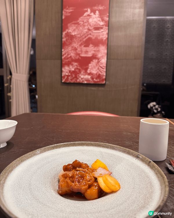 位於銅鑼灣問月飯店三樓，由擁有超過30年中菜經驗的吳震霈師傅...