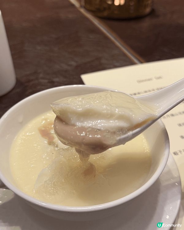 位於銅鑼灣問月飯店三樓，由擁有超過30年中菜經驗的吳震霈師傅...