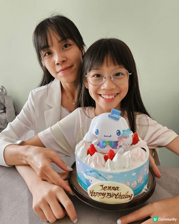 阿囡十歲生日，美心限定卡通人物蛋糕，上面個玩具仲可以當做擺設...