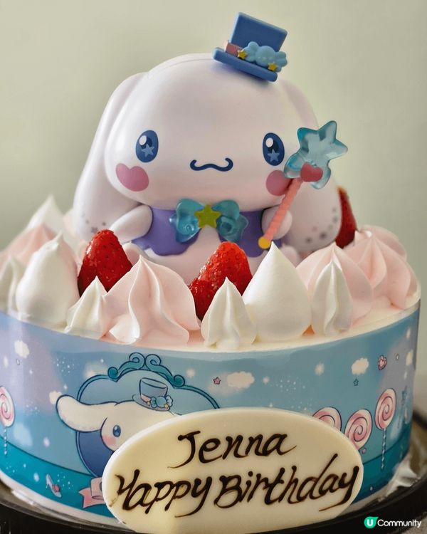 阿囡十歲生日，美心限定卡通人物蛋糕，上面個玩具仲可以當做擺設...