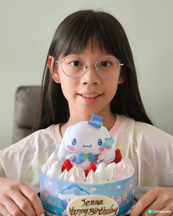 阿囡十歲生日，美心限定卡通人物蛋糕，上面個玩具仲可以當做擺設...