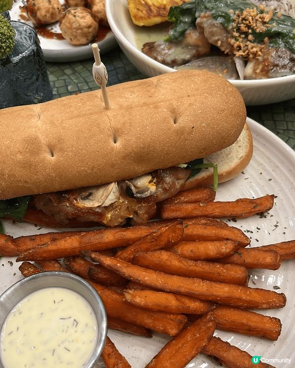 牧羊少年咖啡館最近進駐了香港國際機場，店內的裝修好有心思地融...