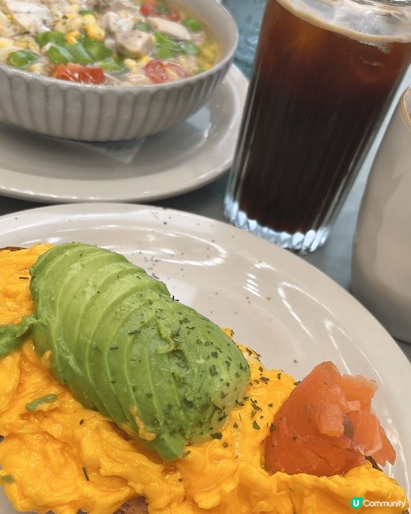 牧羊少年咖啡館最近進駐了香港國際機場，店內的裝修好有心思地融...