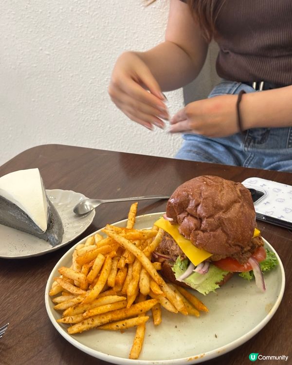 巴斯克流心麻糬芝麻蛋糕🤤！開心果泡芙超脆！