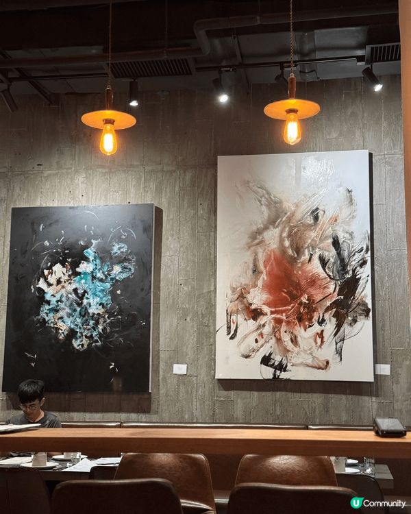 餐廳設計以原木色為主調，放有大量植物，感覺舒適，牆上亦掛上色...