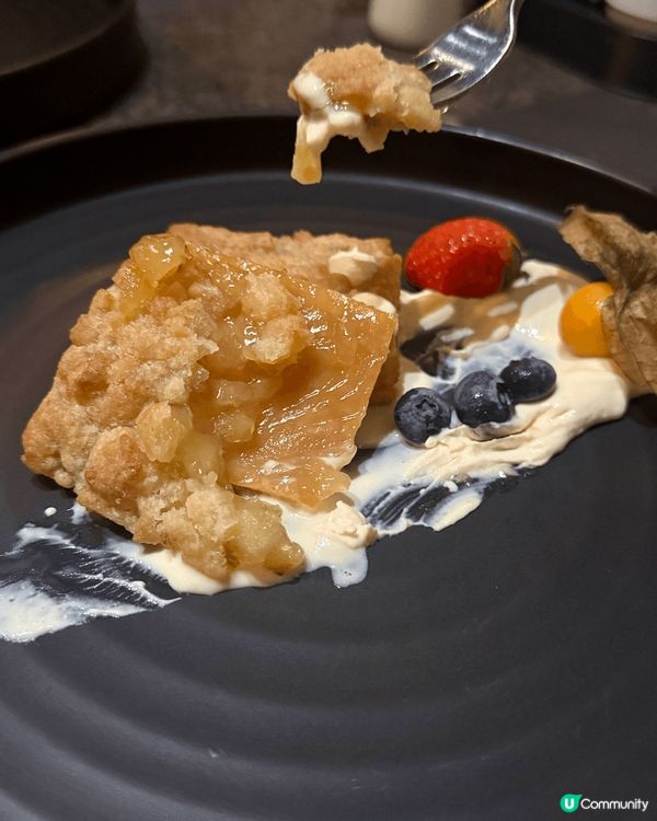 餐廳設計以原木色為主調，放有大量植物，感覺舒適，牆上亦掛上色...