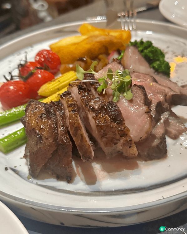 餐廳設計以原木色為主調，放有大量植物，感覺舒適，牆上亦掛上色...