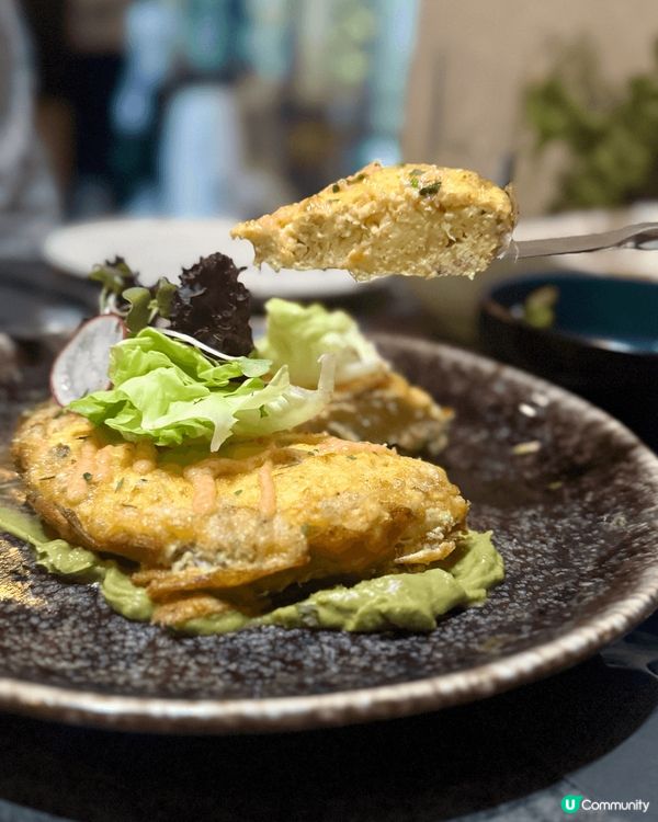 餐廳設計以原木色為主調，放有大量植物，感覺舒適，牆上亦掛上色...