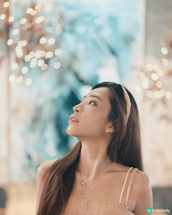 餐廳設計以原木色為主調，放有大量植物，感覺舒適，牆上亦掛上色...