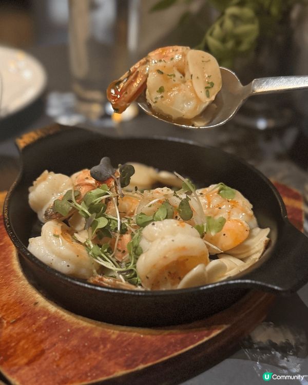 餐廳設計以原木色為主調，放有大量植物，感覺舒適，牆上亦掛上色...