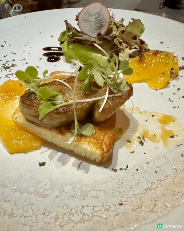 餐廳設計以原木色為主調，放有大量植物，感覺舒適，牆上亦掛上色...