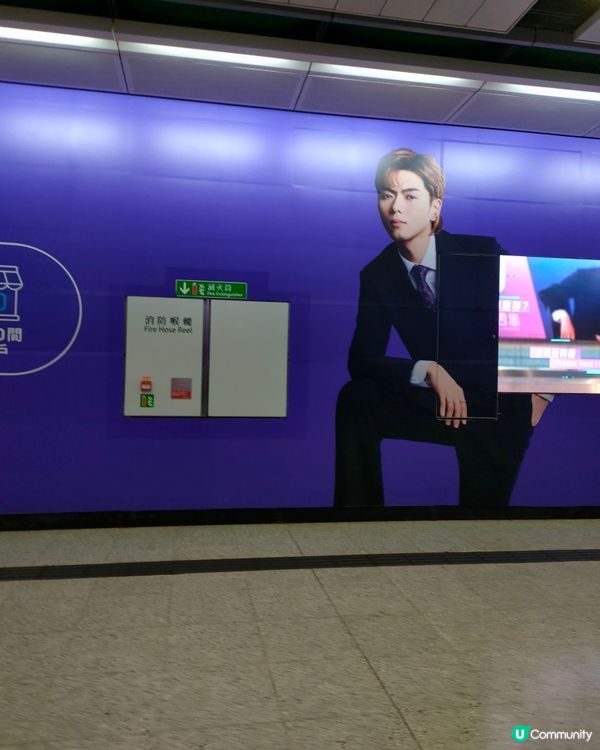 秋生 & 193 AI世代地鐵廣告！香港站打卡📸！🚇
