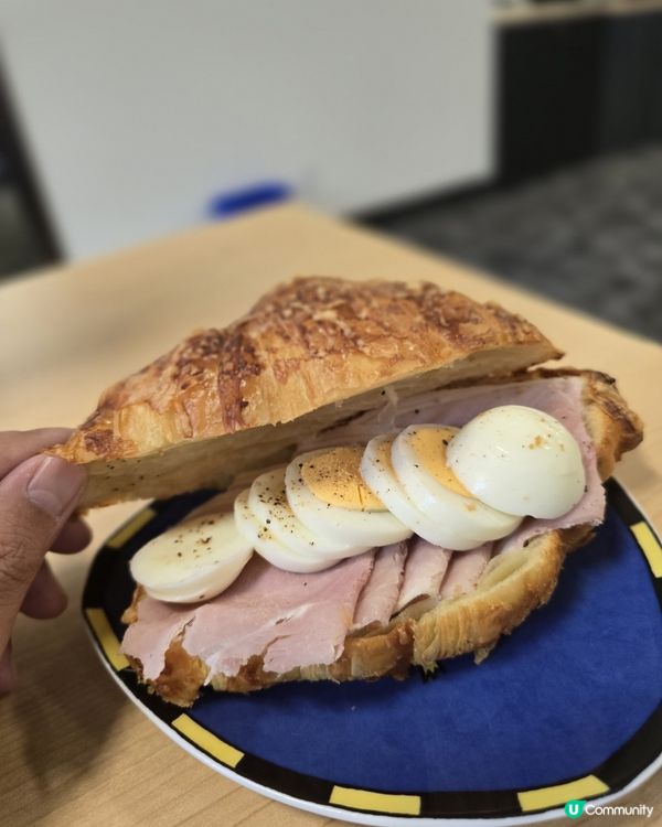 早餐歎世界！☕🥐 咖啡+牛角包三文治😋