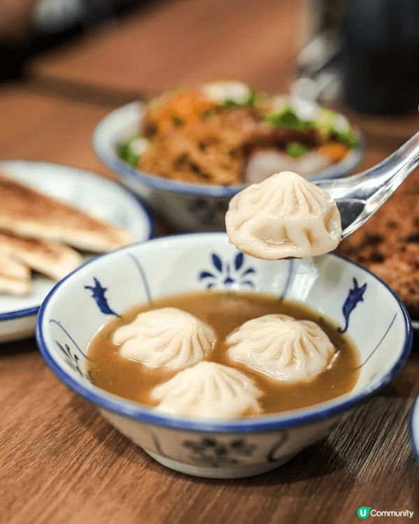 尖沙咀K11附近有一間性價比極高嘅平民食堂「兩草」👍，餐廳環...