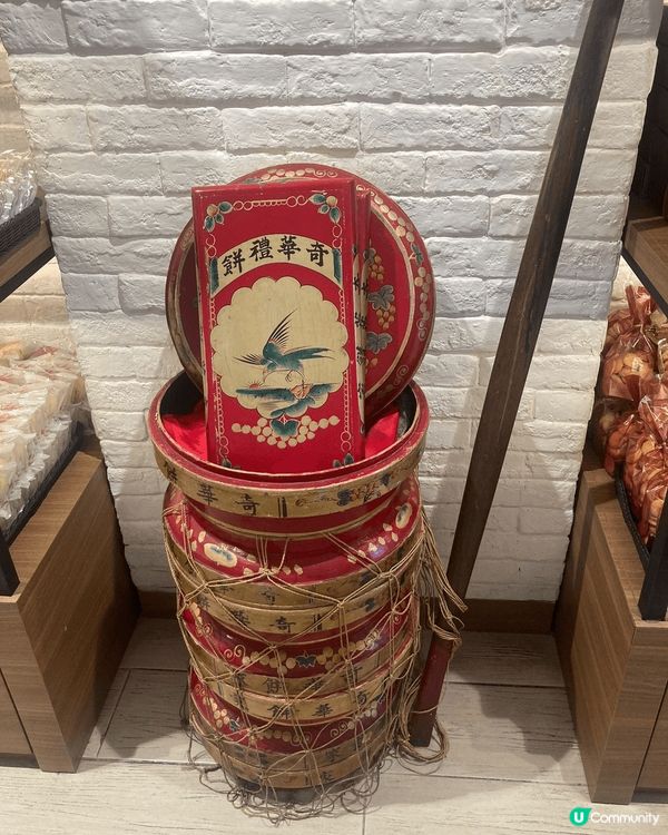 灣仔的喜帖街，有一間好有本土特色的餅店，便是奇華餅店，內裏除...