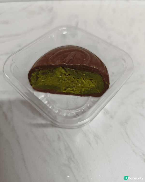 終於在某地鐵站內的美心西餅買到杜拜朱古力脆魔糍，剛開售時沒有...