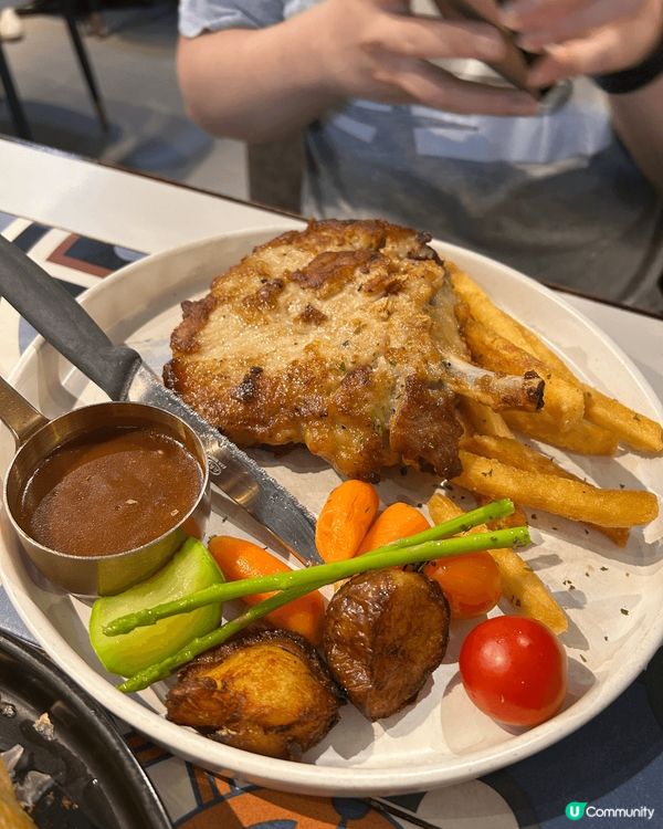 食過全港最好食嘅威靈頓牛扒，雖然唔係正宗，但係牛肉好腍牛尾重...