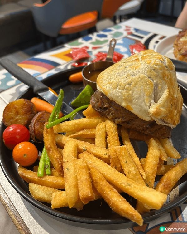 食過全港最好食嘅威靈頓牛扒，雖然唔係正宗，但係牛肉好腍牛尾重...