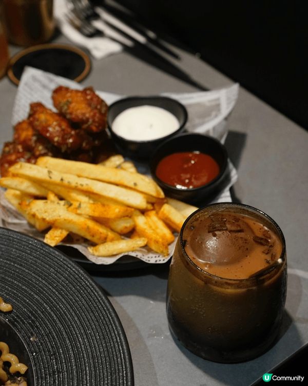 位於旺角廣華街轉角有一間全黑色嘅Cafe，喺外邊好難知道入邊...