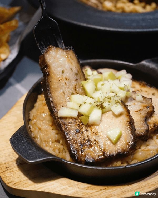 位於旺角廣華街轉角有一間全黑色嘅Cafe，喺外邊好難知道入邊...