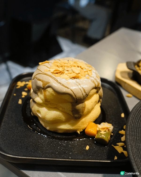 位於旺角廣華街轉角有一間全黑色嘅Cafe，喺外邊好難知道入邊...