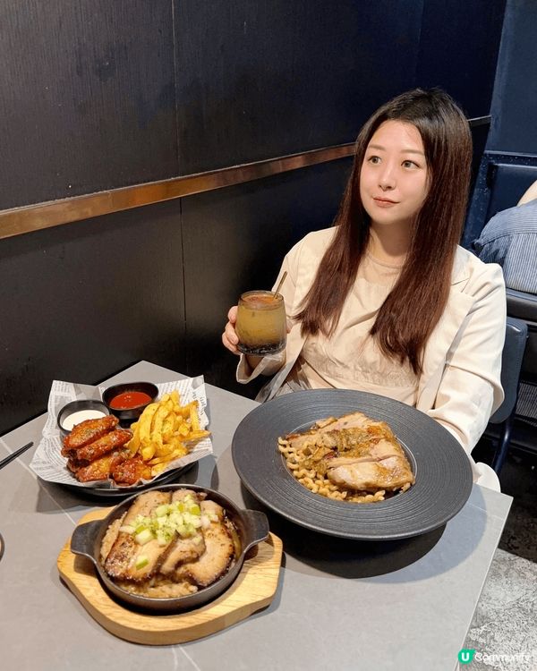 位於旺角廣華街轉角有一間全黑色嘅Cafe，喺外邊好難知道入邊...