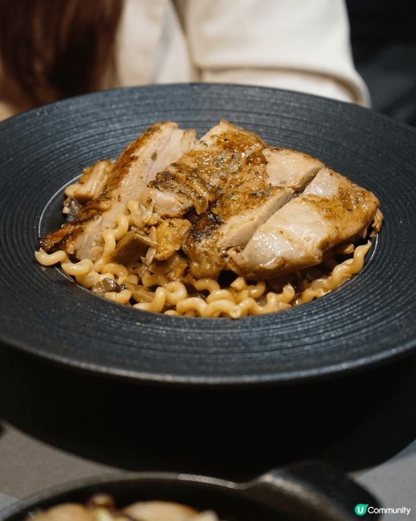 位於旺角廣華街轉角有一間全黑色嘅Cafe，喺外邊好難知道入邊...