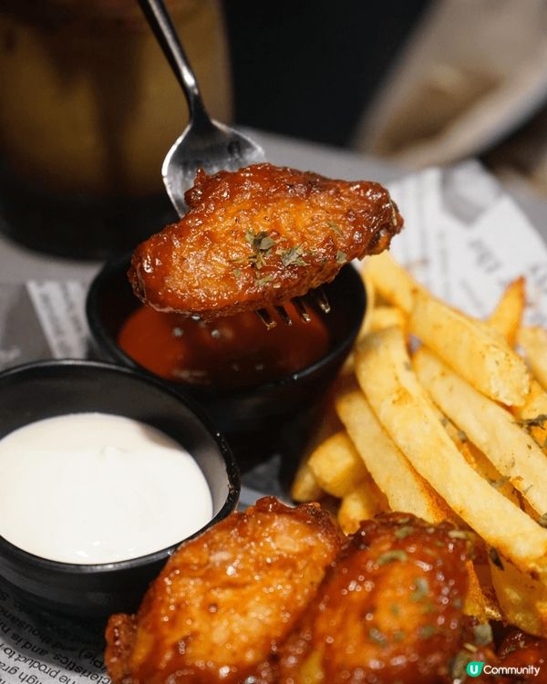 位於旺角廣華街轉角有一間全黑色嘅Cafe，喺外邊好難知道入邊...