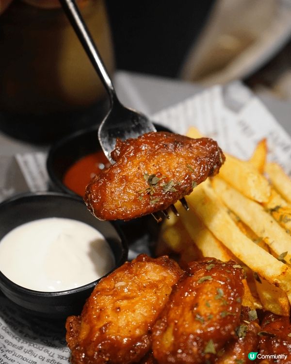 位於旺角廣華街轉角有一間全黑色嘅Cafe，喺外邊好難知道入邊...