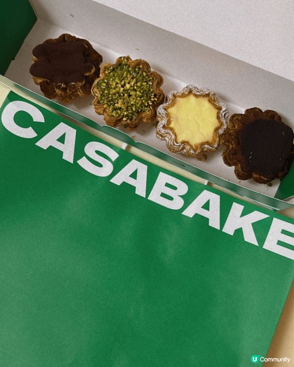 CASABAKE小店位於觀塘駱駝漆大廈，門外的巨型立體牛角包...