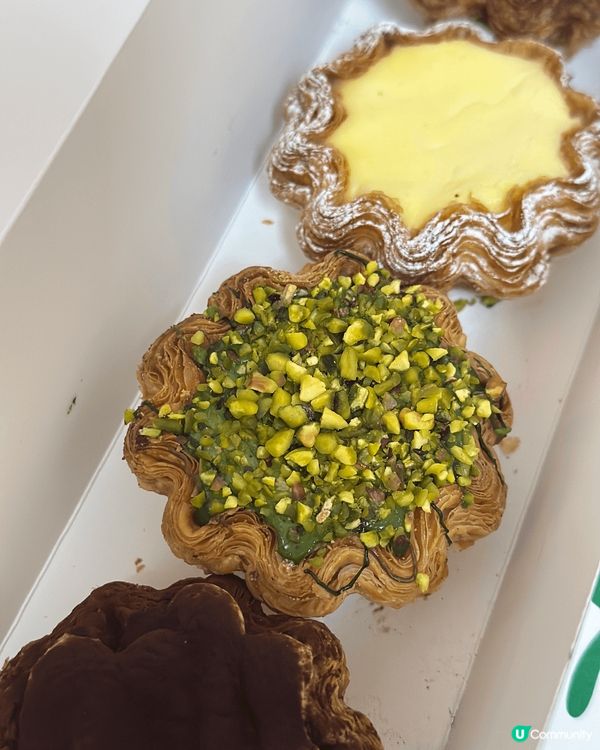 CASABAKE小店位於觀塘駱駝漆大廈，門外的巨型立體牛角包...