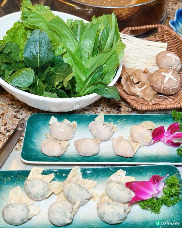 霓虹火鍋夜！老香港風味🔥🍲 15字