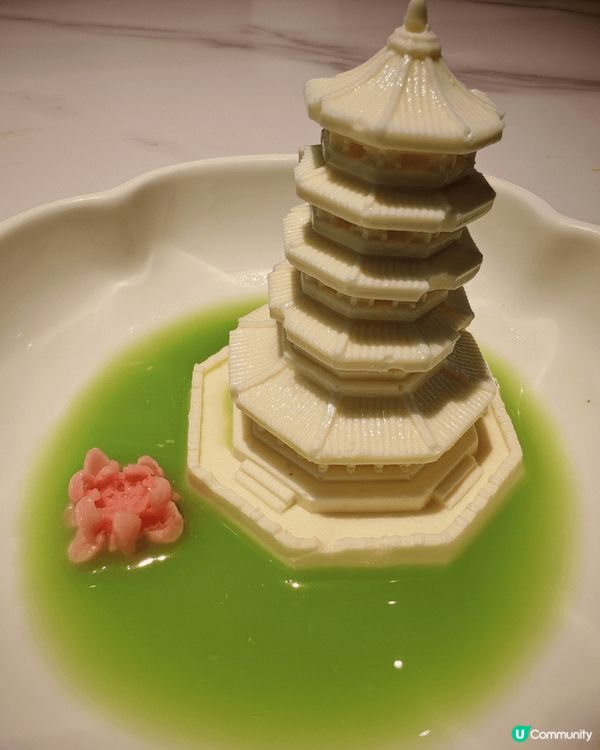 位於旺角朗豪坊的綠茶餐廳有一個甜品叫西湖雷峰塔, 小型維肖維...