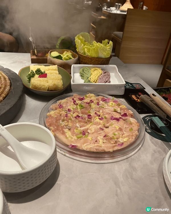 萬象城「芸山季」菌菇養生鍋，鮮甜濃郁菌菇，嫩滑脆皮雞，一場驚...