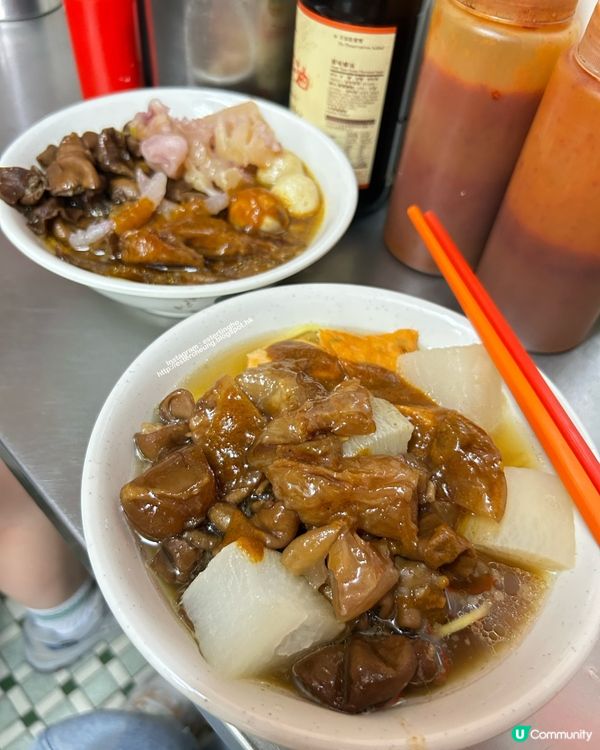 車仔麵必點滷豬腸。鹵得入味又唔膻