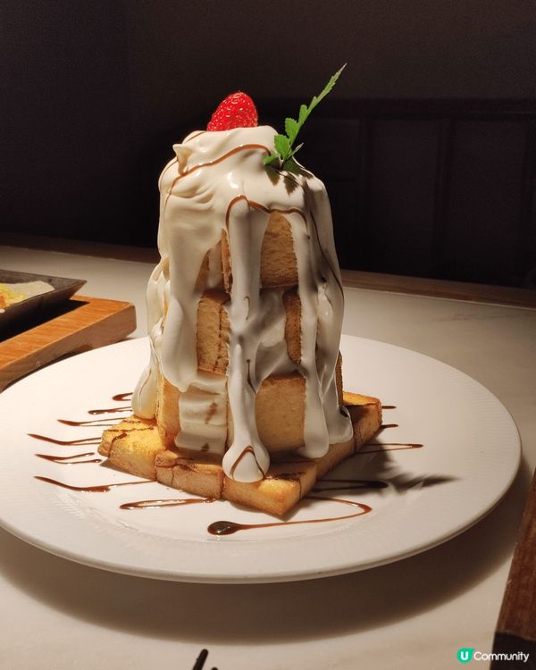 第一张是 蜂蜜厚多士配奶油，厚切片吐司堆叠，淋满奶油，顶端有...