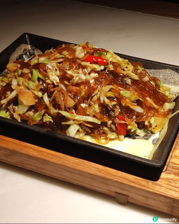 第一张是 蜂蜜厚多士配奶油，厚切片吐司堆叠，淋满奶油，顶端有...