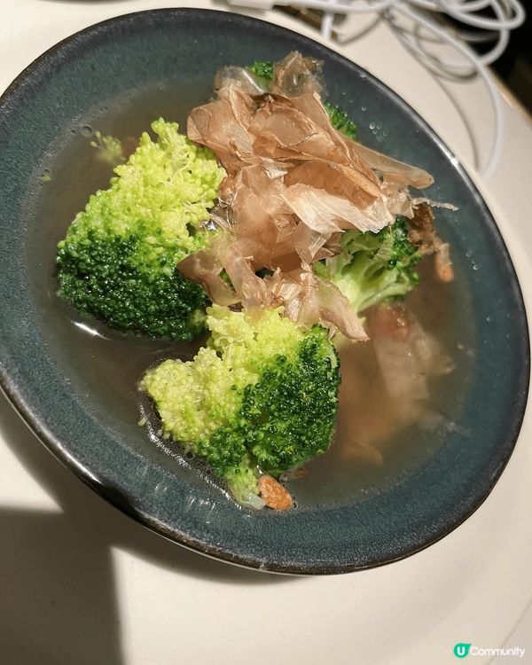 位於旺角雅蘭中心的牧羊少年咖啡館環境寬敞舒適，店內還有專屬書...