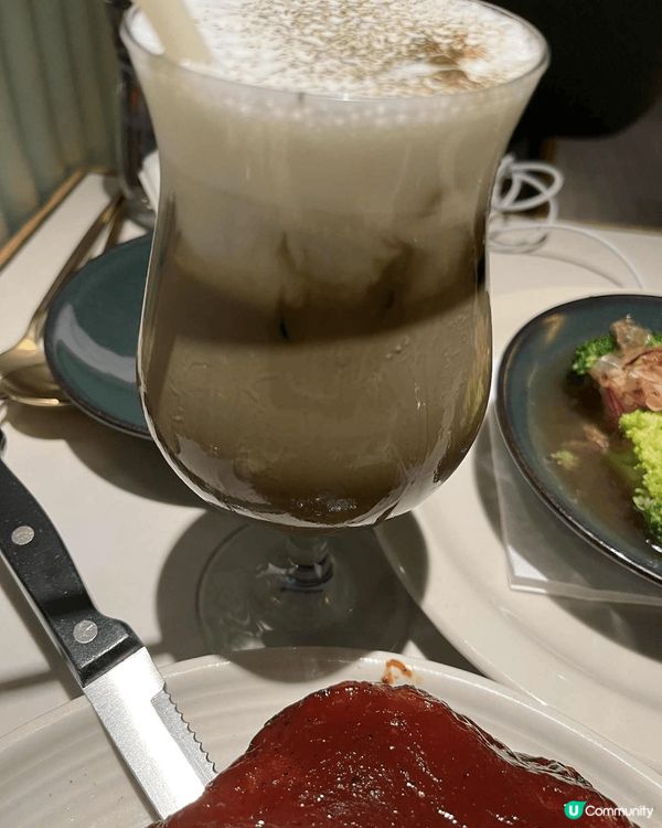 位於旺角雅蘭中心的牧羊少年咖啡館環境寬敞舒適，店內還有專屬書...