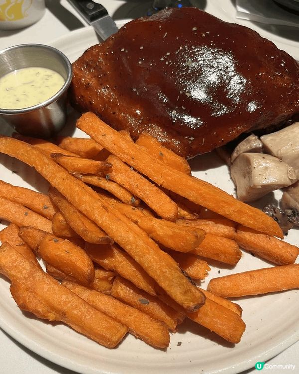 位於旺角雅蘭中心的牧羊少年咖啡館環境寬敞舒適，店內還有專屬書...