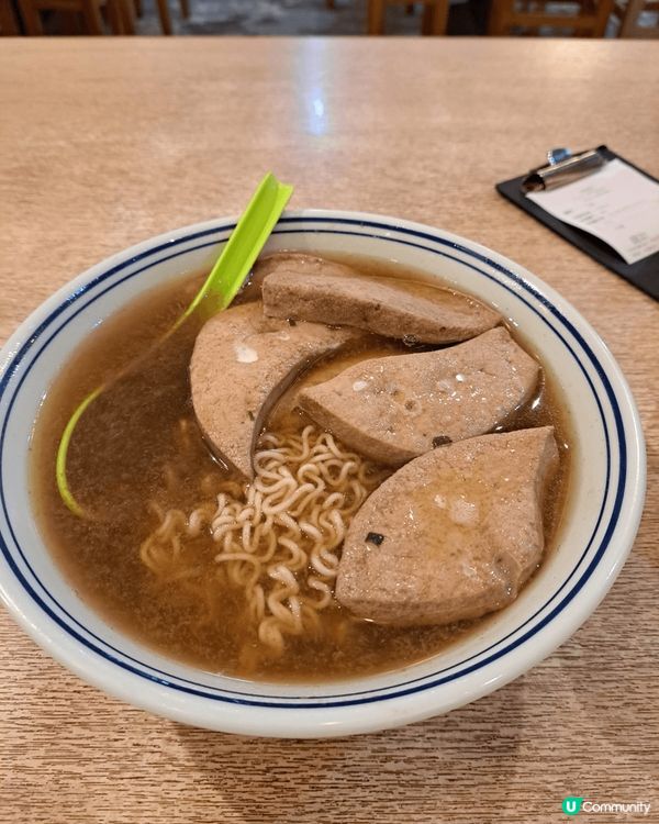 上述第一個美食是豬潤公仔麵,另外是鍋氣小炒.