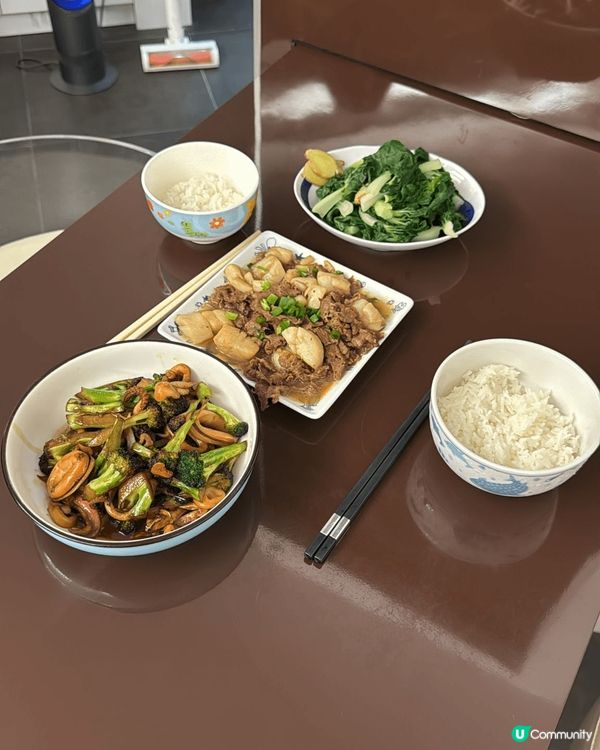 上述第一個美食是豬潤公仔麵,另外是鍋氣小炒.