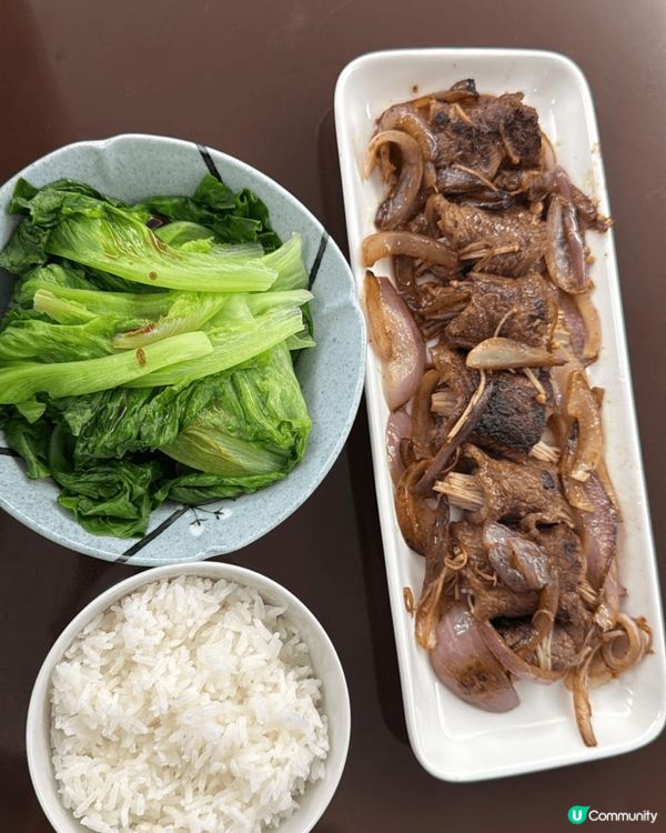 上述第一個美食是豬潤公仔麵,另外是鍋氣小炒.