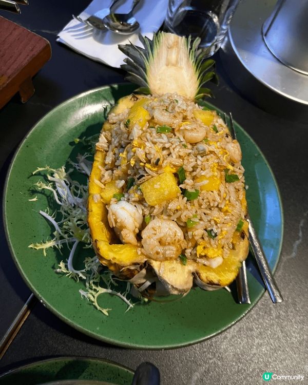 泰式的菠蘿炒飯， 蝦刺身，冬䕃功鮮魷對少嘗泰菜的我極為新鮮，...