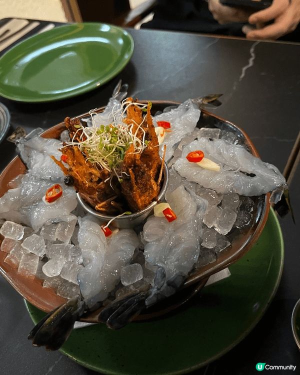 泰式的菠蘿炒飯， 蝦刺身，冬䕃功鮮魷對少嘗泰菜的我極為新鮮，...