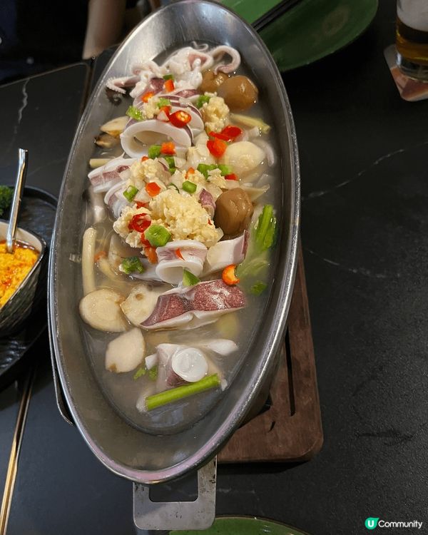 泰式的菠蘿炒飯， 蝦刺身，冬䕃功鮮魷對少嘗泰菜的我極為新鮮，...