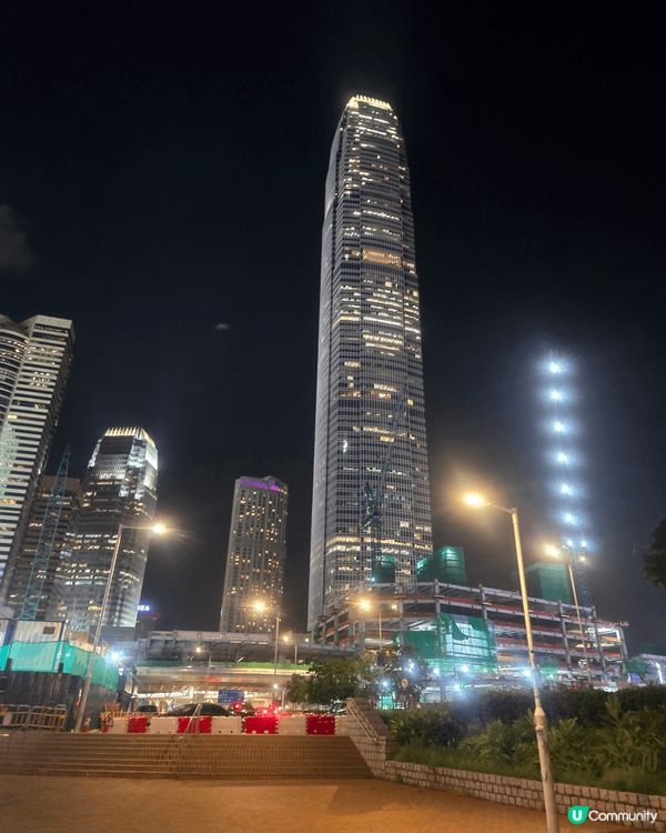 中環嘅夜景配合維港景致，美不勝收，熱鬧得嚟又好寂靜。